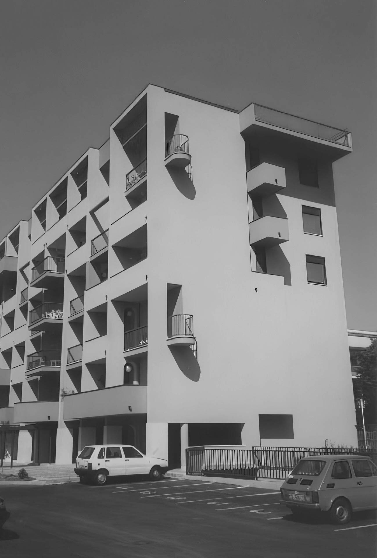 EDIFICIO PER RESIDENZE E NEGOZI