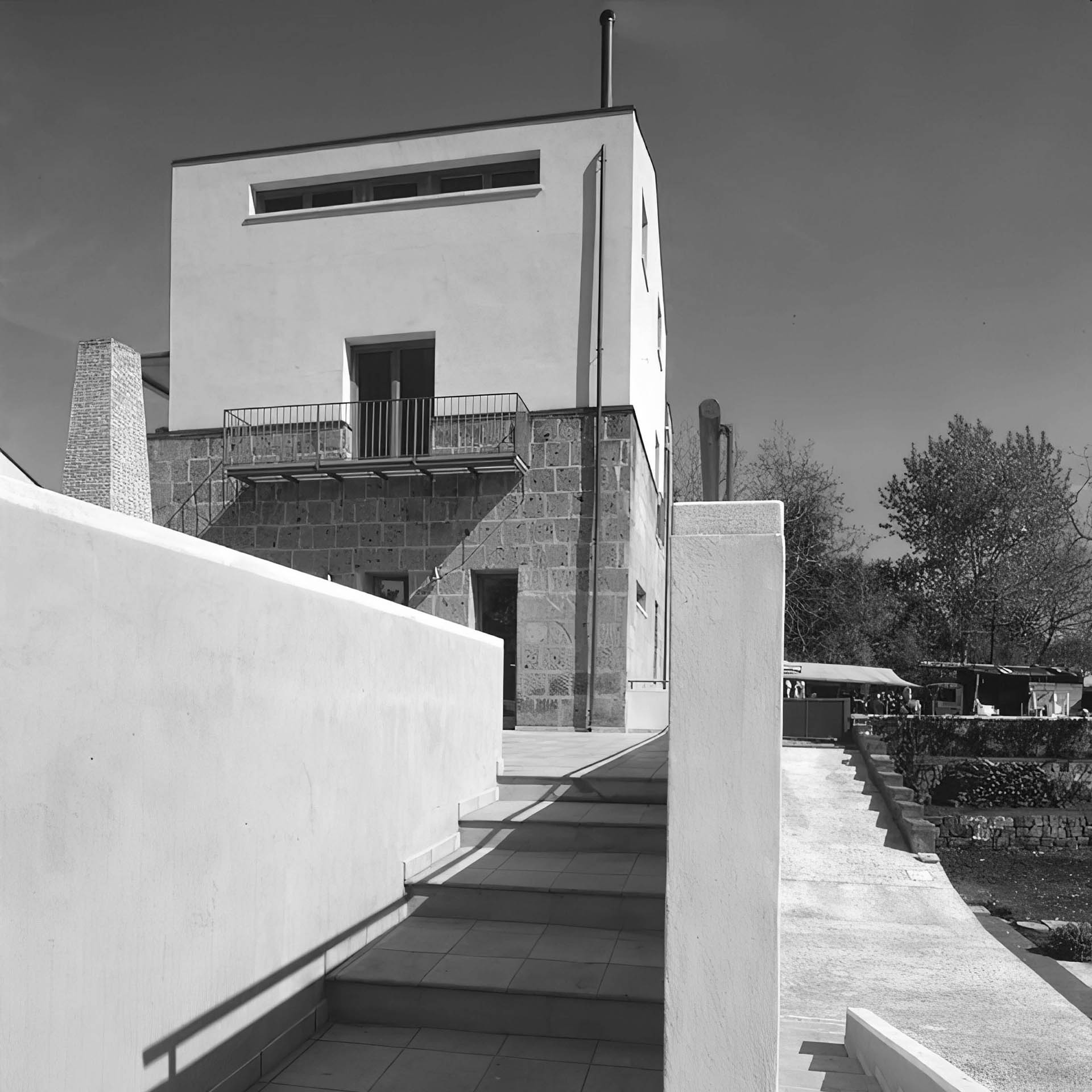 CASA SUBURBANA PER DUE SORELLE